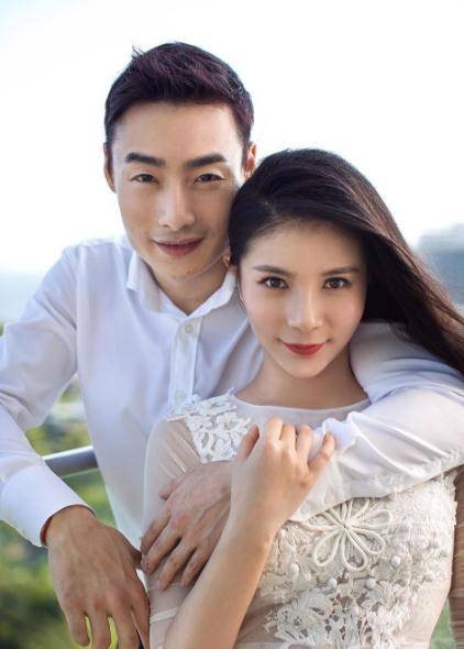 举重选手为了亡妻而战_举重冠军纪念亡妻_举重冠军手拿亡妻照片letting go